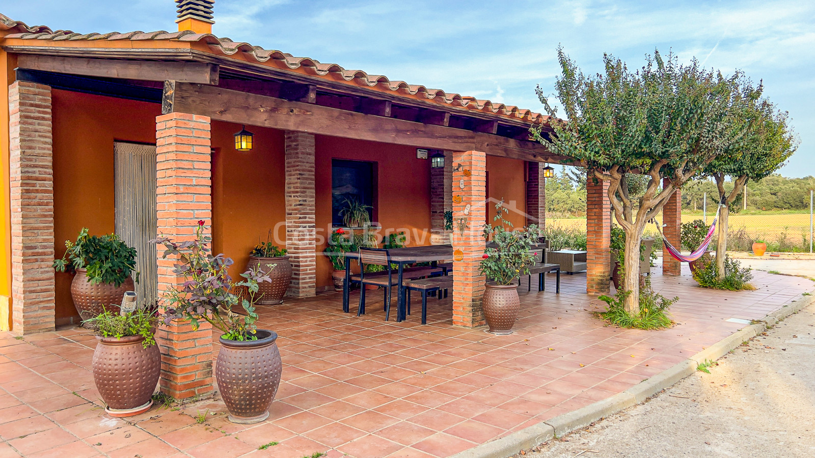 Finca con mucho terreno, 2 casas y caballerizas en Vulpellac