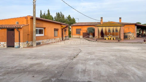 Finca con mucho terreno, 2 casas y caballerizas en Vulpellac