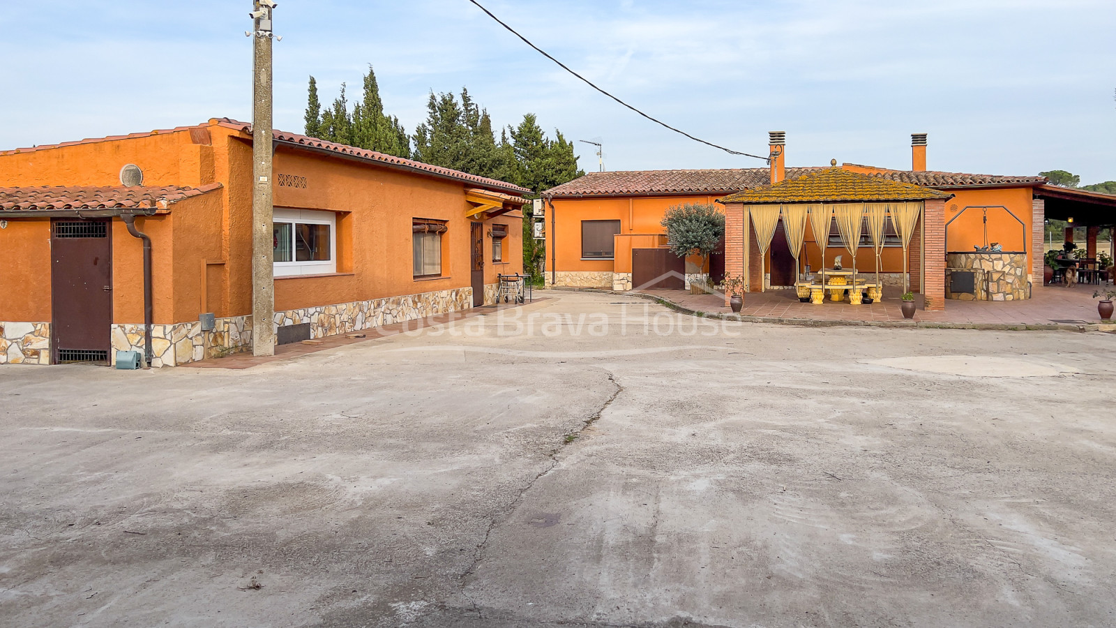 Country estate with a lot of land, 2 houses and stables in Vulpellac