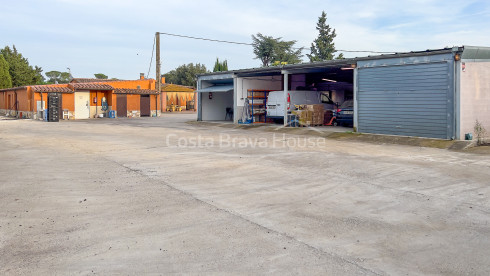 Finca con mucho terreno, 2 casas y caballerizas en Vulpellac