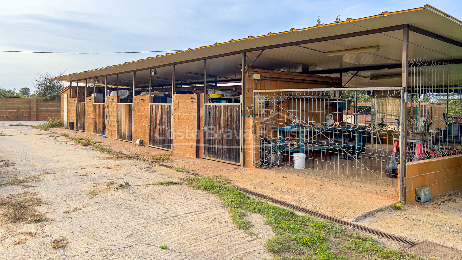 Finca con mucho terreno, 2 casas y caballerizas en Vulpellac