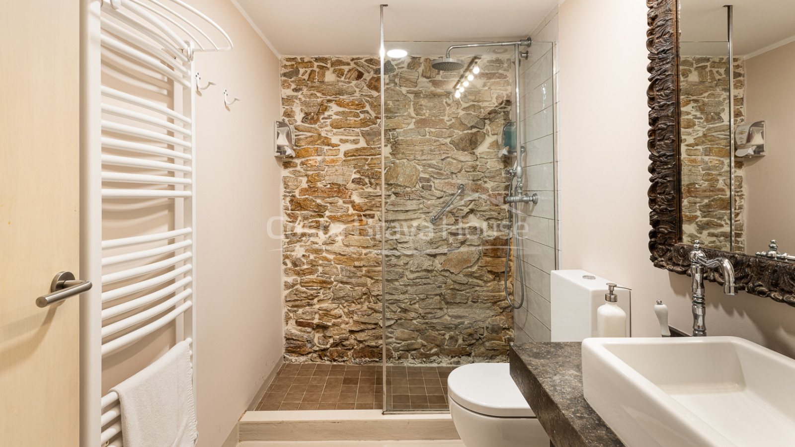 Boutique hotel in refurbished Indian mansion in the centre of Begur
