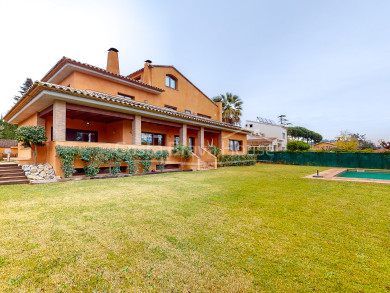 Casa d'alt standing en impecable estat en venda a Mont-ras (Torre Simona), amb jardí i piscina