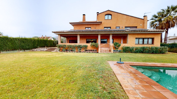 Villa de luxe amb jardí i piscina a Mont-ras