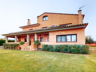 Casa de alto standing en impecable estado en venta en Mont-ras (Torre Simona), con jardín y piscina