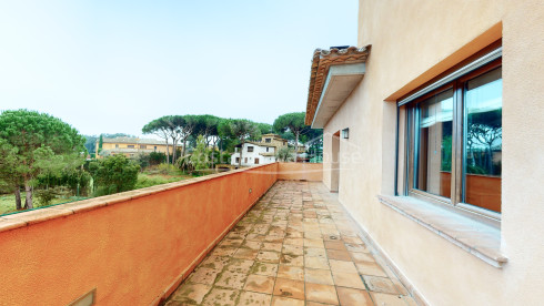 Villa de luxe amb jardí i piscina a Mont-ras