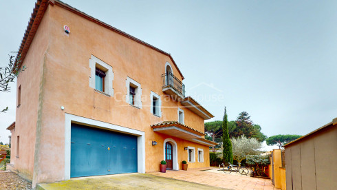 Villa de luxe amb jardí i piscina a Mont-ras