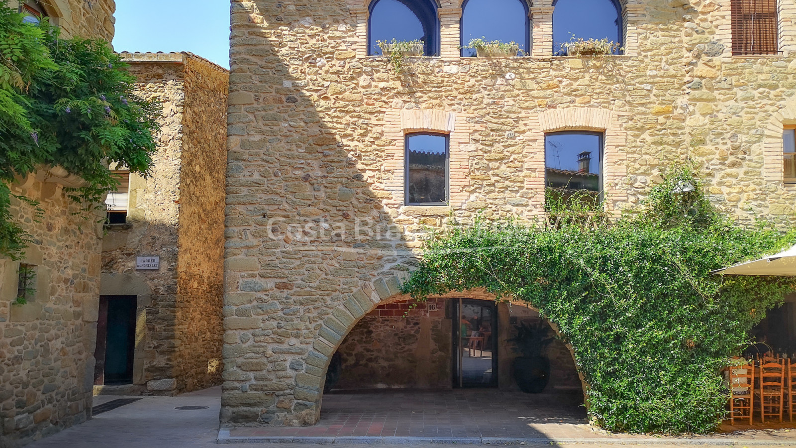 Casa de pueblo reformada con gusto exquisito en Monells, Baix Empordà