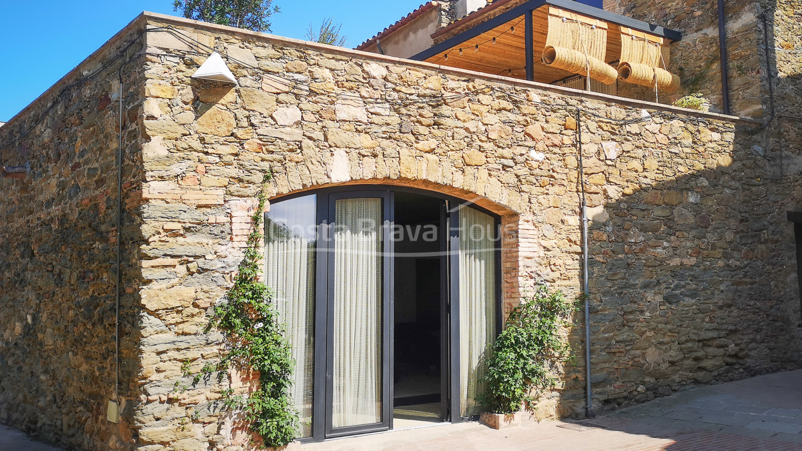 Casa de poble reformada amb gust exquisit a Monells, Baix Empordà