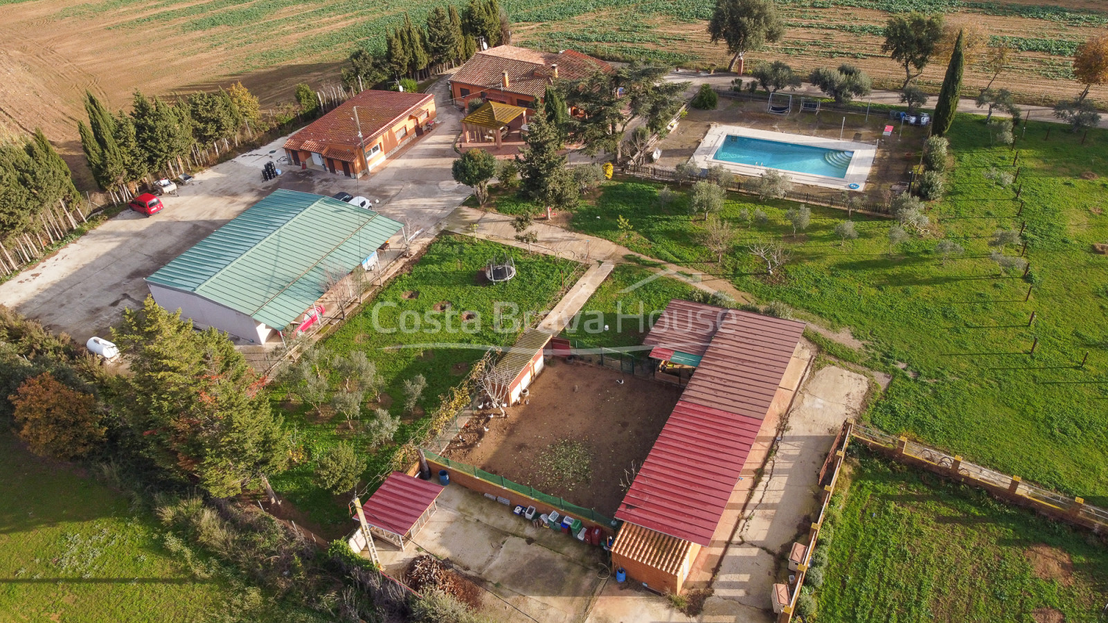 Finca con mucho terreno, 2 casas y caballerizas en Vulpellac