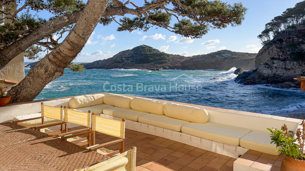 Exclusive seafront villa for sale in Sa Tuna (Begur) with hangar-boat just on the beach.