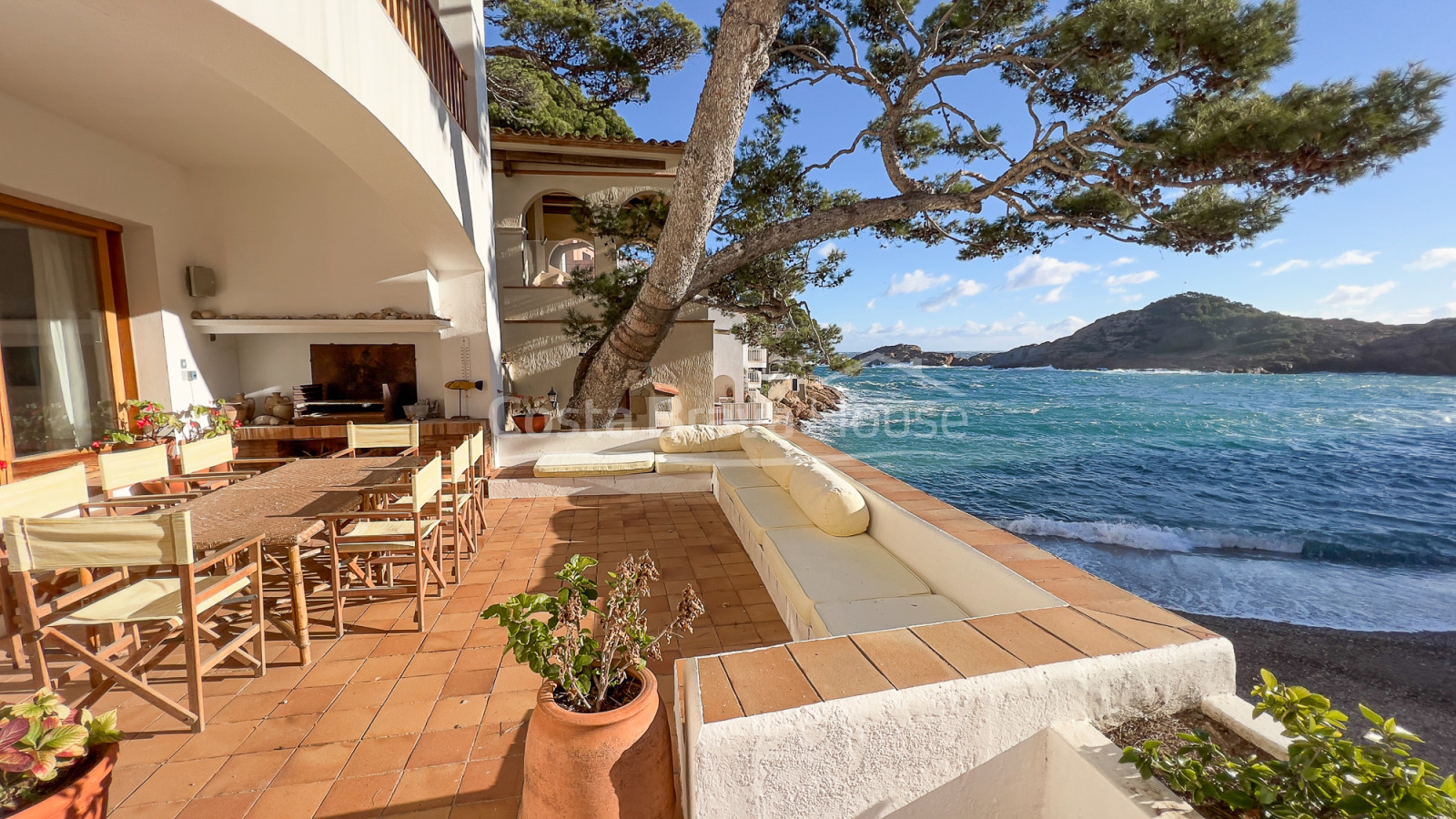 Exclusive seafront villa for sale in Sa Tuna (Begur) with hangar-boat just on the beach.