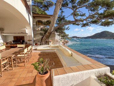 Exclusive seafront villa for sale in Sa Tuna (Begur) with garage for 4 cars and hangar-boat just on the beach