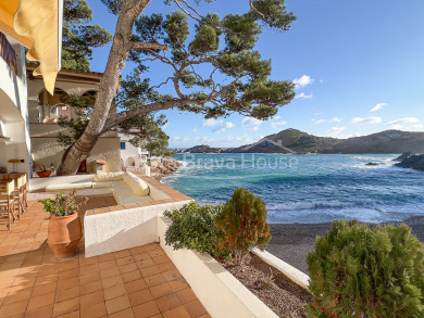 Exclusiva villa en primera línea de mar en Sa Tuna (Begur) con garaje para 4 coches y embarcadero a pie de playa