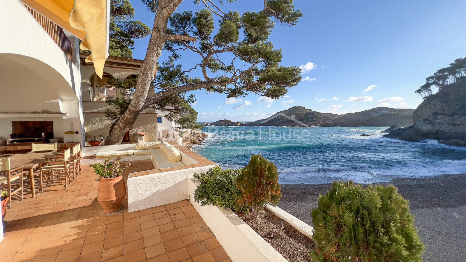 Exclusive seafront villa for sale in Sa Tuna (Begur) with hangar-boat just on the beach.