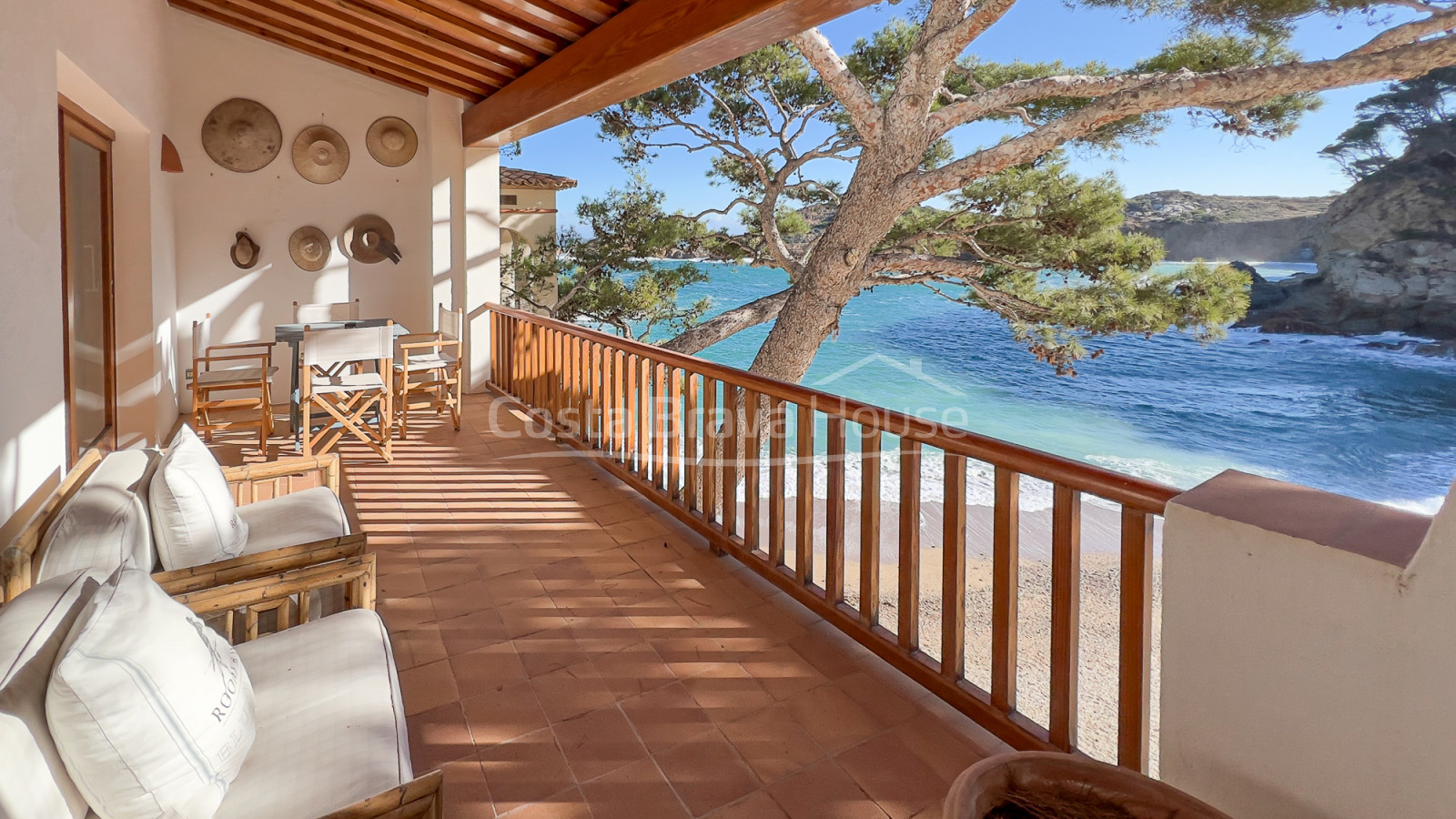 Exclusive seafront villa for sale in Sa Tuna (Begur) with hangar-boat just on the beach.