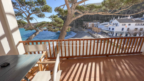 Exclusieve villa aan zee te koop in Sa Tuna (Begur) met botenhuis direct aan het strand.