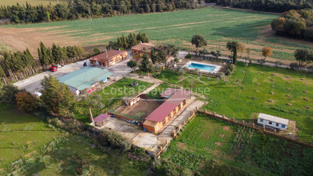 Finca con mucho terreno, 2 casas y caballerizas en Vulpellac