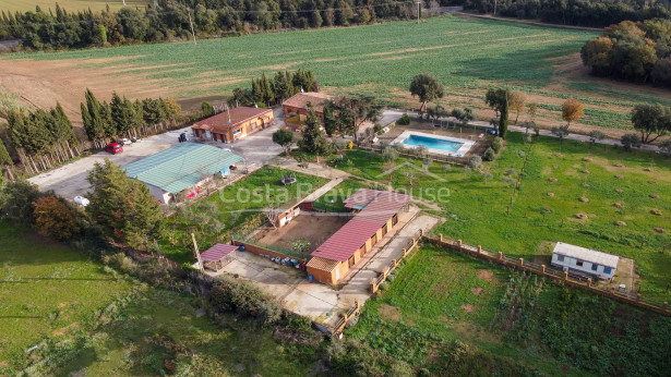 Country estate with a lot of land, 2 houses and stables in Vulpellac
