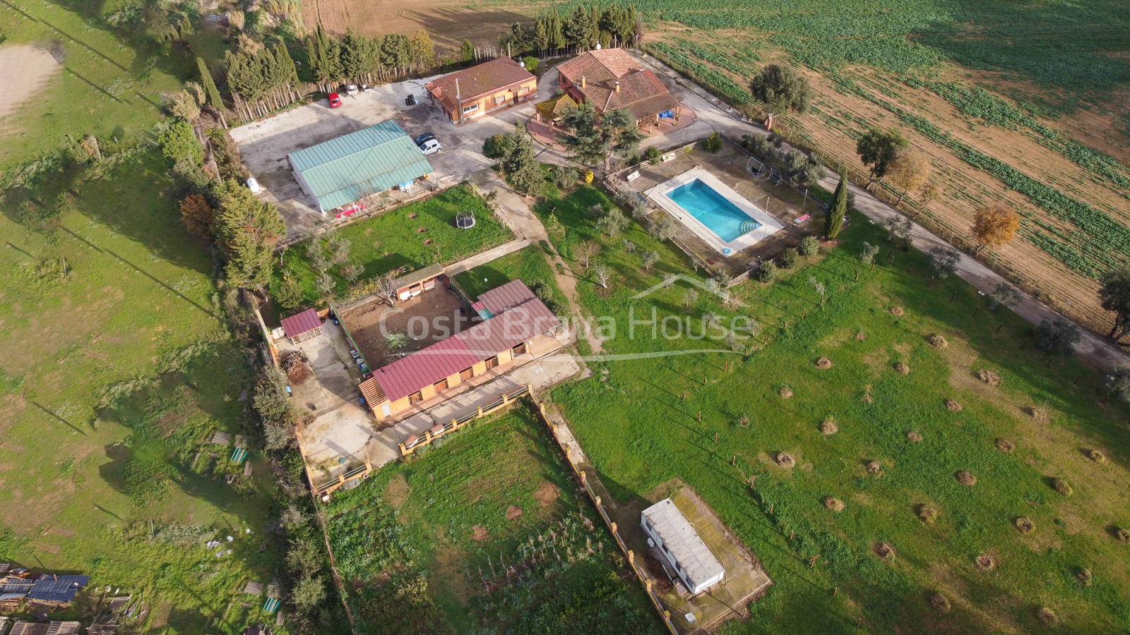 Country estate with a lot of land, 2 houses and stables in Vulpellac