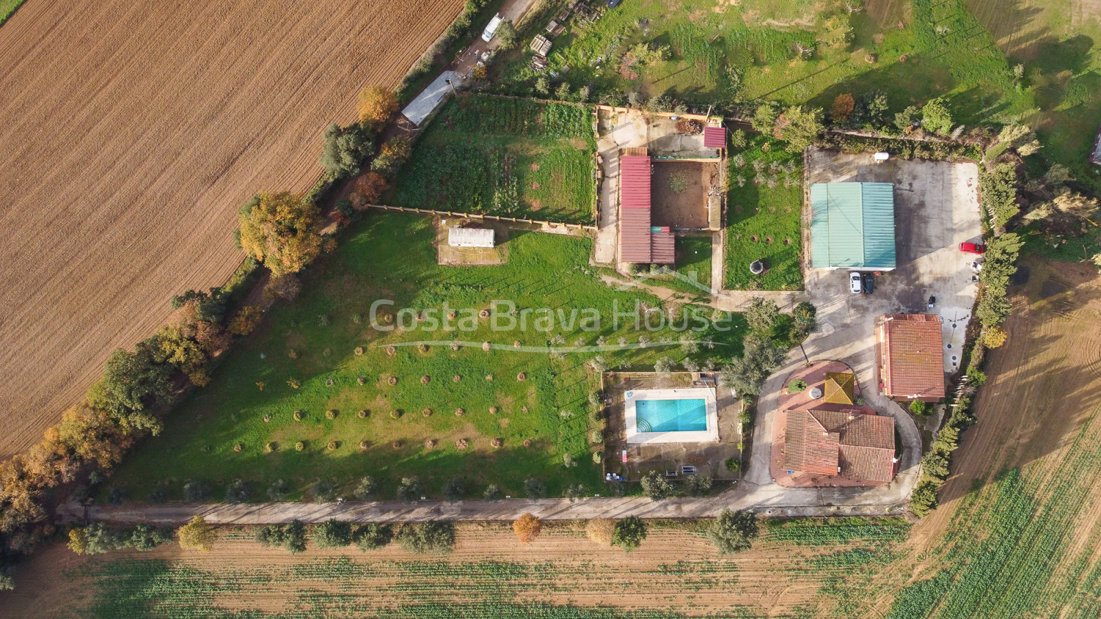 Finca con mucho terreno, 2 casas y caballerizas en Vulpellac