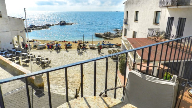 Apartamento en primera línea de mar en venta en Calella de Palafrugell