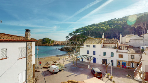 Casa en venta en Sa Tuna (Begur) a unos pasos de la playa, con impresionantes vistas al mar