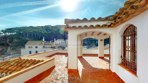 Casa en venta en Sa Tuna (Begur) a unos pasos de la playa, con impresionantes vistas al mar