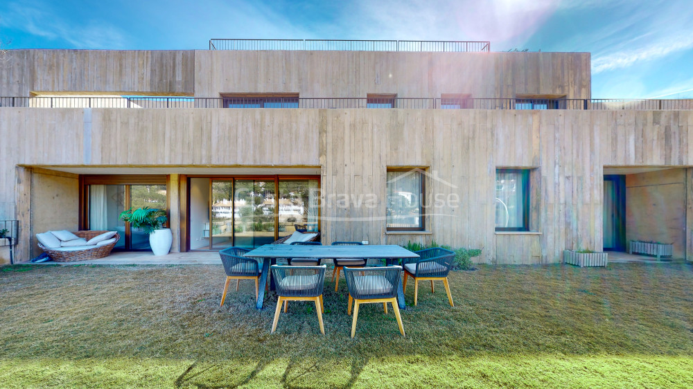 Nieuwbouwappartement met zeezicht te koop in Sa Riera (Begur)
