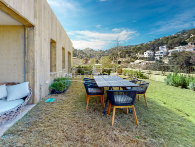 Residencial de lujo en playa Sa Riera (Begur), con vistas al mar, areas verdes y piscina. Últimos apartamentos en venta.