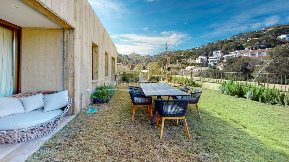 Nieuwbouwappartement met zeezicht te koop in Sa Riera (Begur)