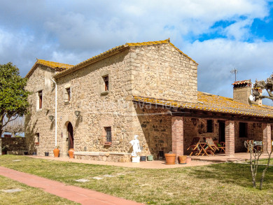 Restored 19th-century Masía in Llagostera: 7 ha, Catalan architecture, modern comforts, close to Costa Brava.