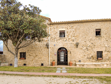 Masía XIXe siècle restaurée à Llagostera: 7 ha, architecture catalane, commodités modernes, près Costa Brava.