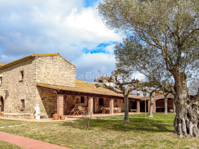 Restored 19th-century Masía in Llagostera: 7 ha, Catalan architecture, modern comforts, close to Costa Brava.