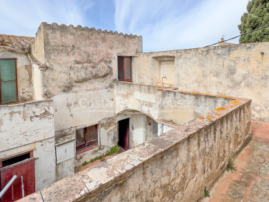 Casa amb encant per reformar a una zona tranquil·la del centre de Begur, amb pati i garatge.
