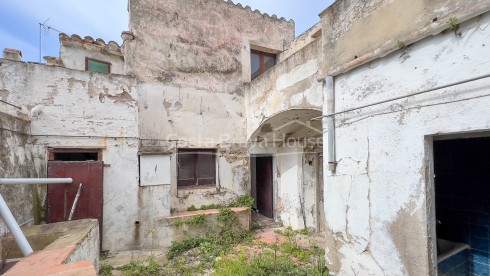 Casa con encanto en el centro de Begur para reformar