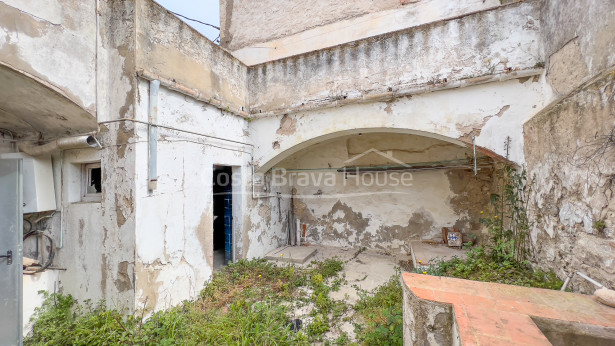 Casa con encanto en el centro de Begur para reformar