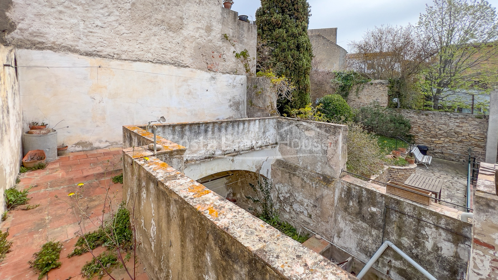 Casa con encanto en el centro de Begur para reformar