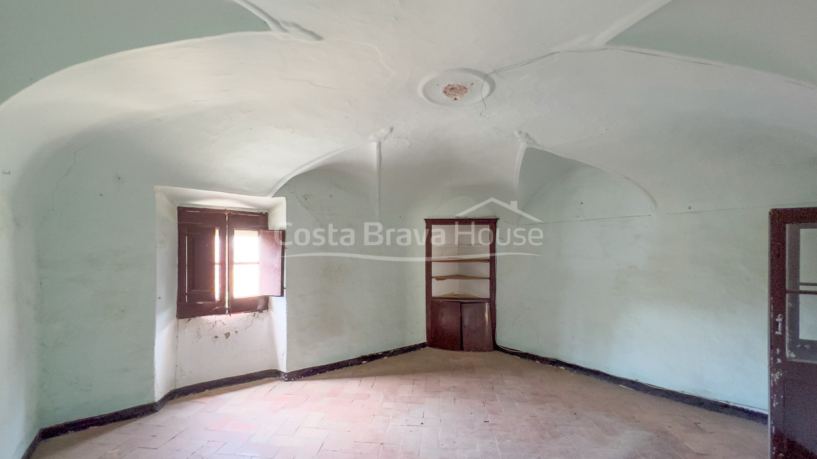 Old house in the centre of Begur to renovate