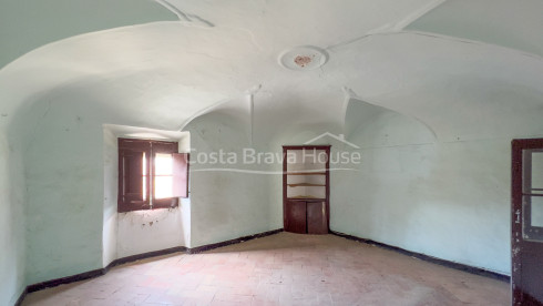 Old house in the centre of Begur to renovate