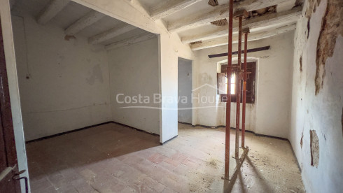 Old house in the centre of Begur to renovate