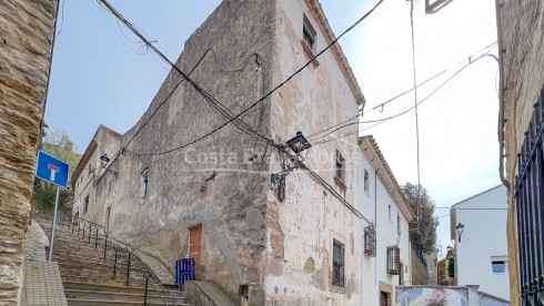 Casa con encanto en el centro de Begur para reformar