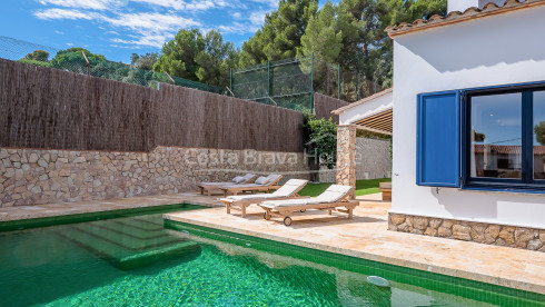 Elégante villa à Calella Palafrugell, 5 min plage, jardin et piscine