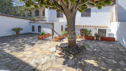 Maison rénovée à vendre à Begur, dans un endroit calme à 3 min à pied de la place de l'église