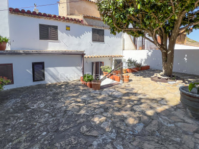 Gerenoveerd dorpshuis te koop in Begur, op een rustige locatie op slechts 3 min lopen van het kerkplein