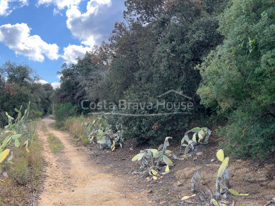 Exclusive land for sale in Mont-ras of 2.187 m² for a luxury house with garden and swimming pool.