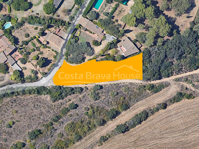 Terrain exclusif à vendre à Mont-ras de 2.187 m² pour maison de luxe avec jardin et piscine.