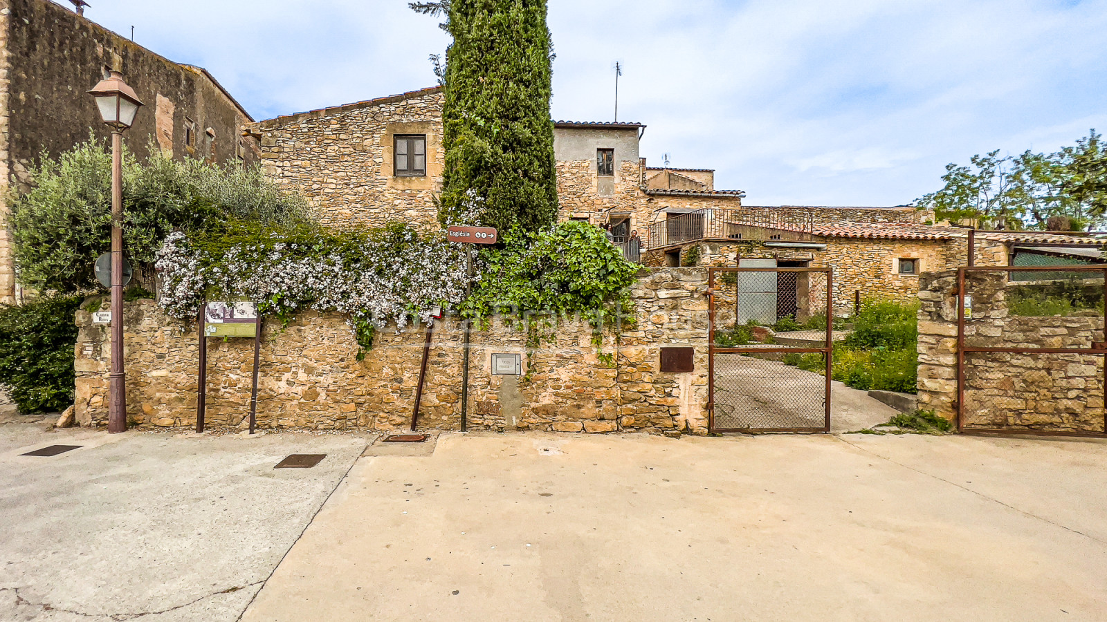 Maison historique en pierre à vendre à Peratallada