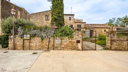 Historic stone house for sale in Peratallada