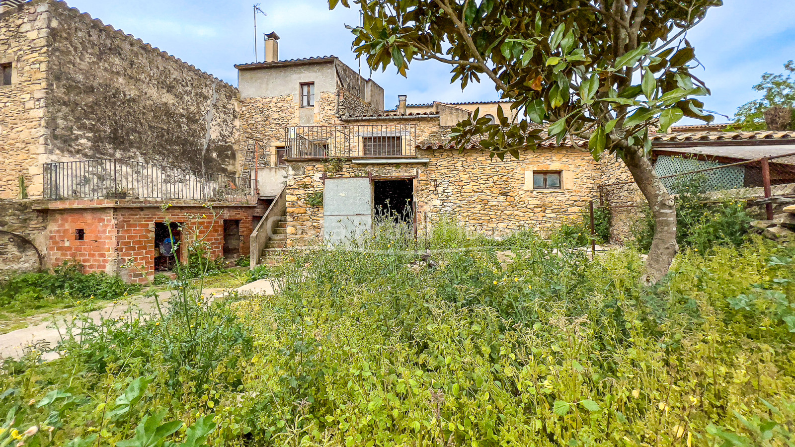 Casa histórica de piedra en venta en Peratallada